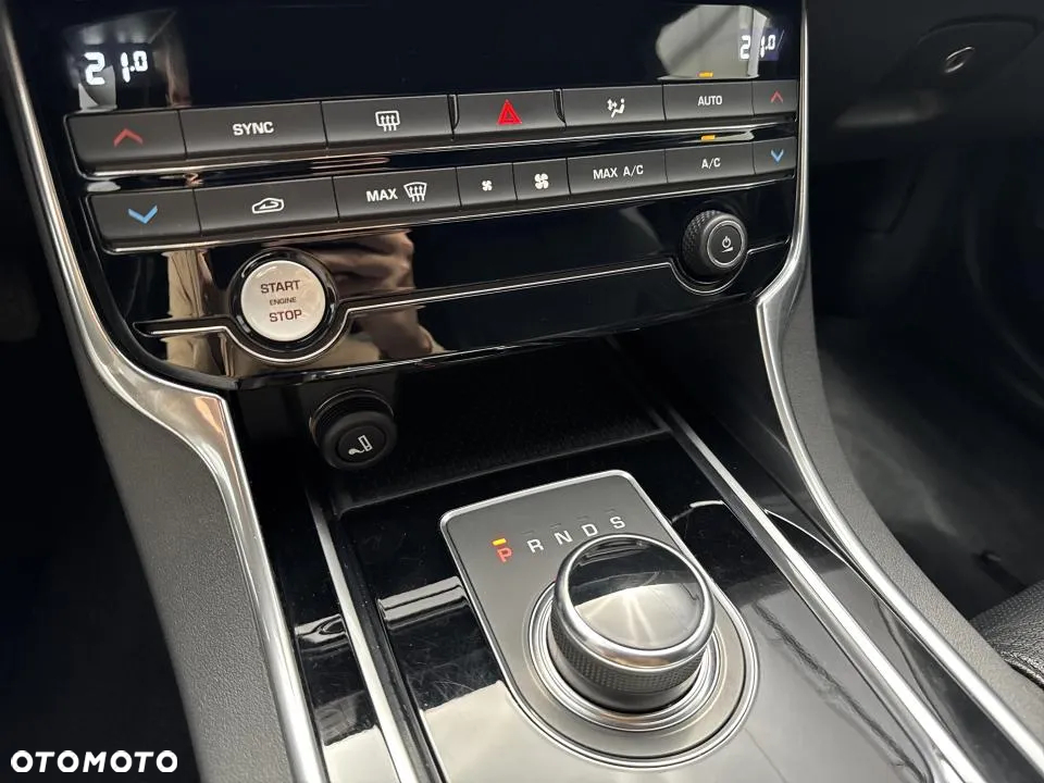 Jaguar XE 2.0 D AWD R-Sport - 19