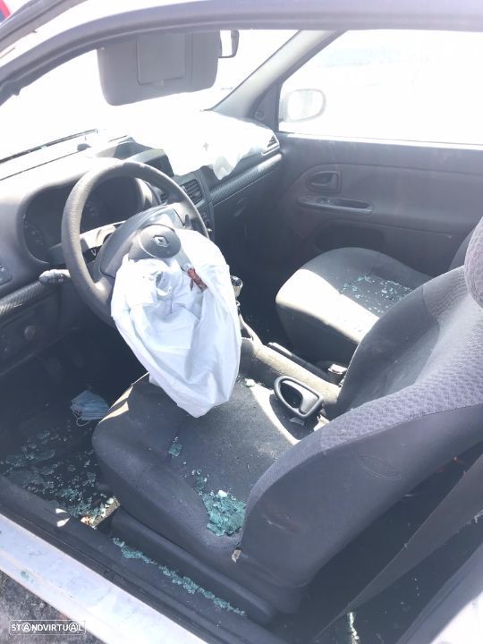 Renault Clio II 1.5 DCi Van 2005 - Para Peças - 8