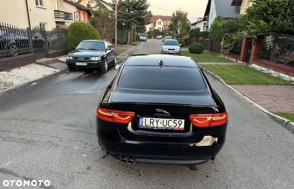 Jaguar XE 2.0 D R-Sport - 9