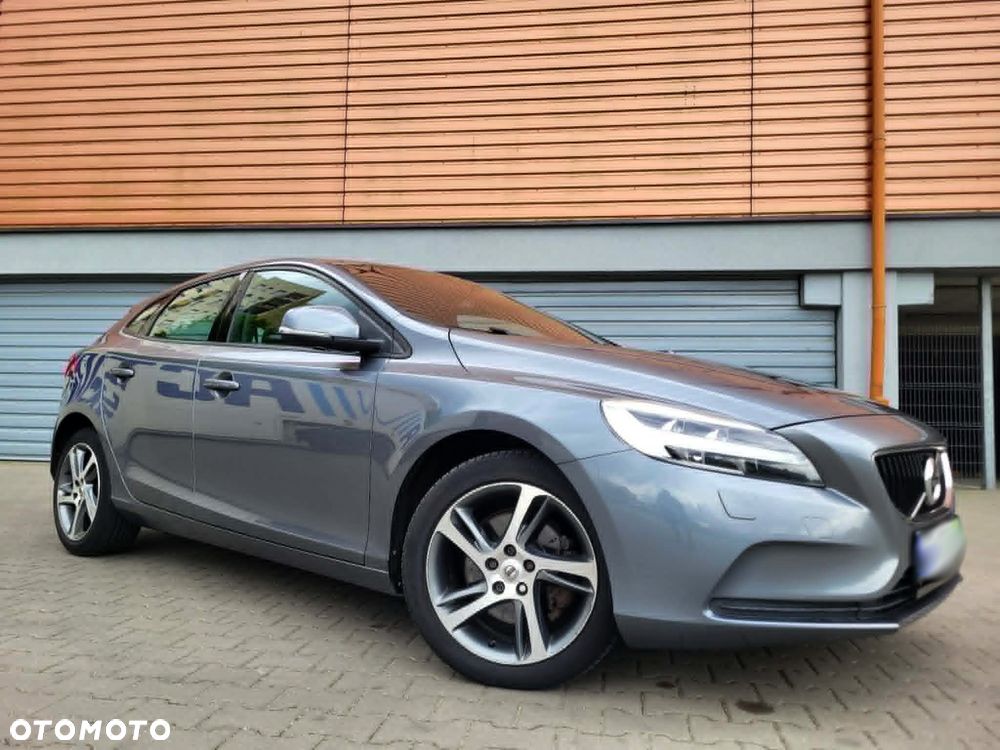 Volvo V40 T2 Momentum - 1
