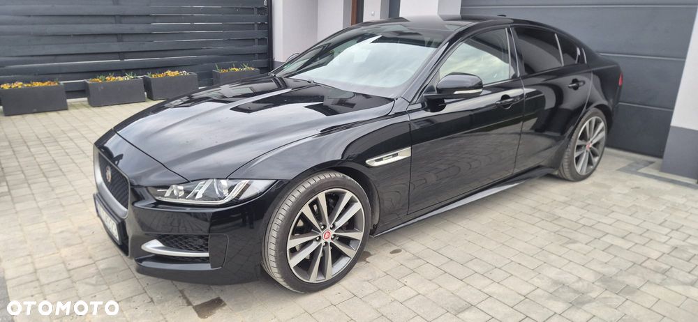 Jaguar XE 20d AWD R-Sport - 4