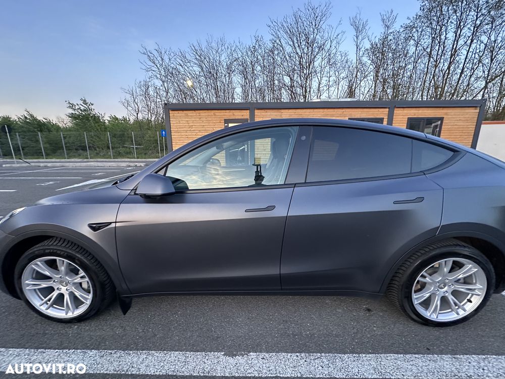 Tesla Model Y - 16