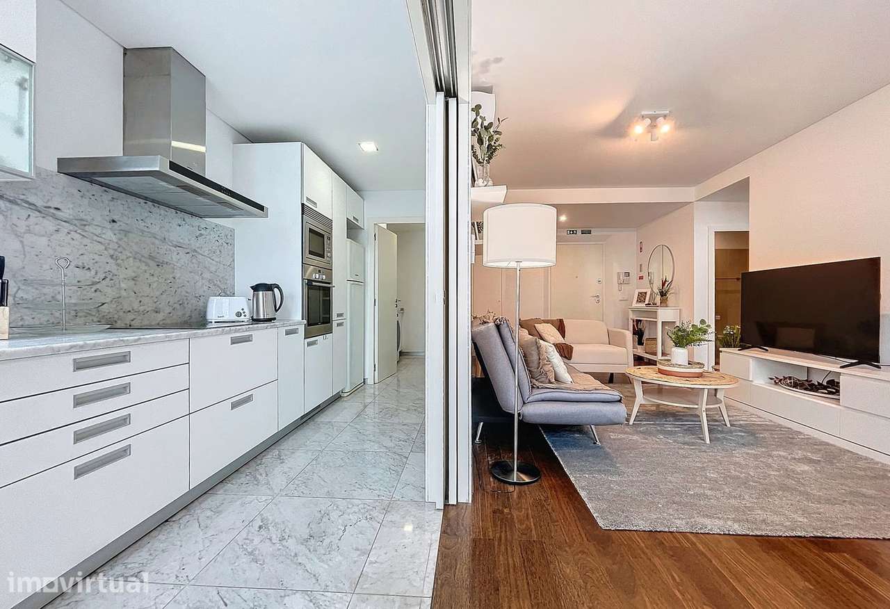 Apartamento T1 com varanda e garagem no Funchal - Grande imagem: 5/10
