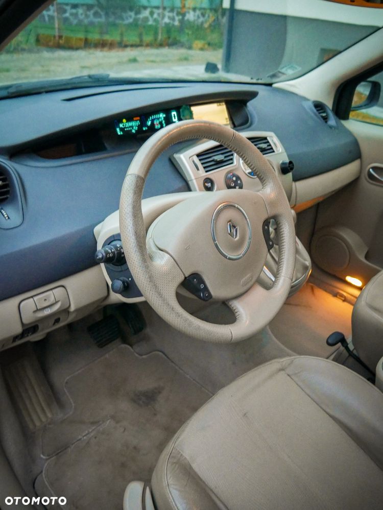 Renault Grand Scenic - 21