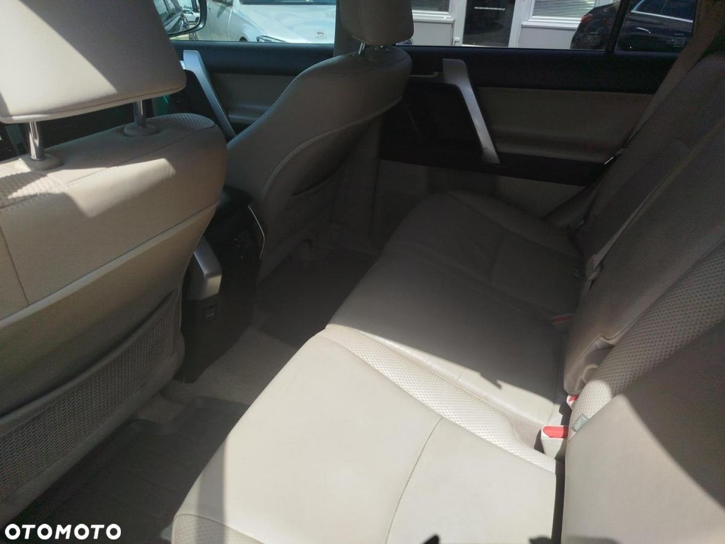 Toyota Land Cruiser - 22