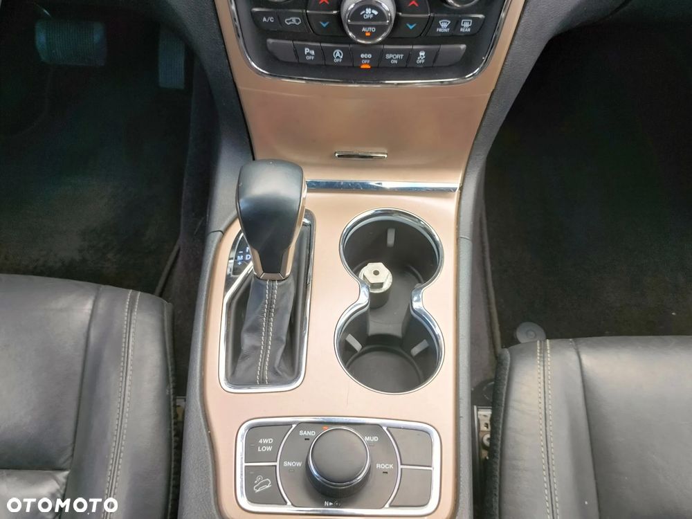 Jeep Grand Cherokee - 24