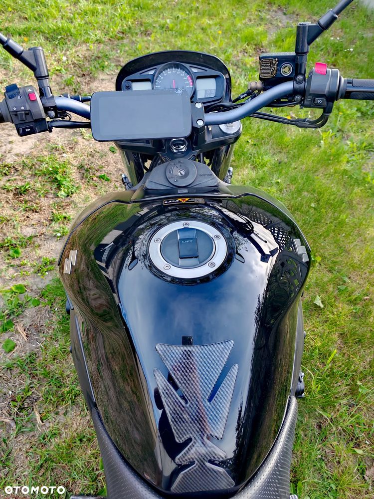 Suzuki GSR - 7