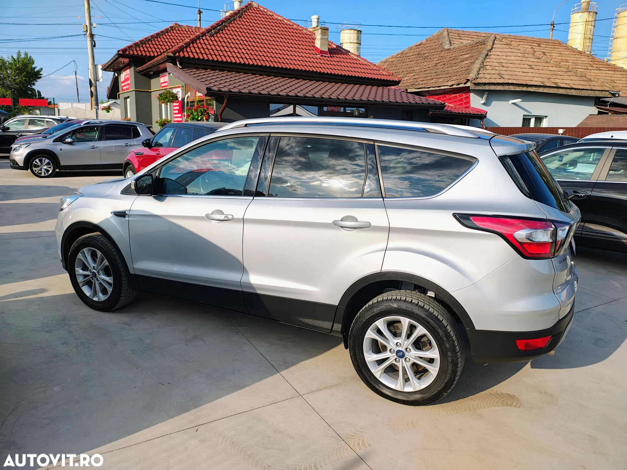 Ford Kuga 2.0 TDCi 2x4 Titanium - 4