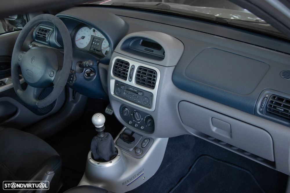 Renault Clio 3.0 V6 Sport - 27
