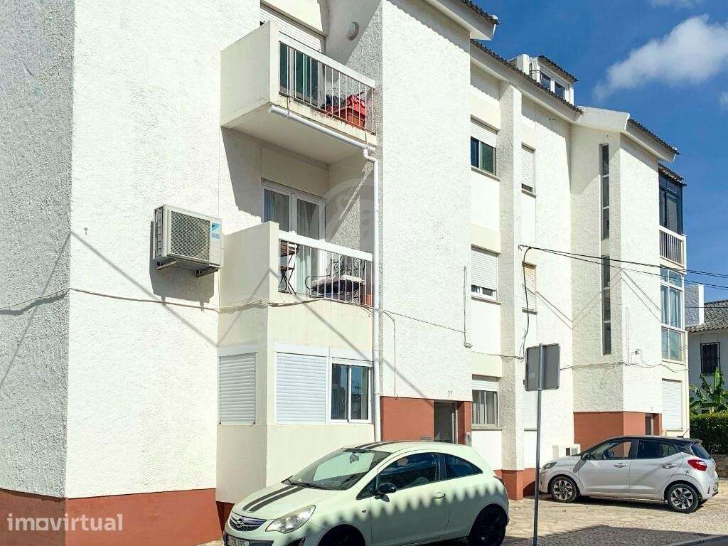 T2 com Garagem e Varanda em Areias – Estoril - Grande imagem: 2/33