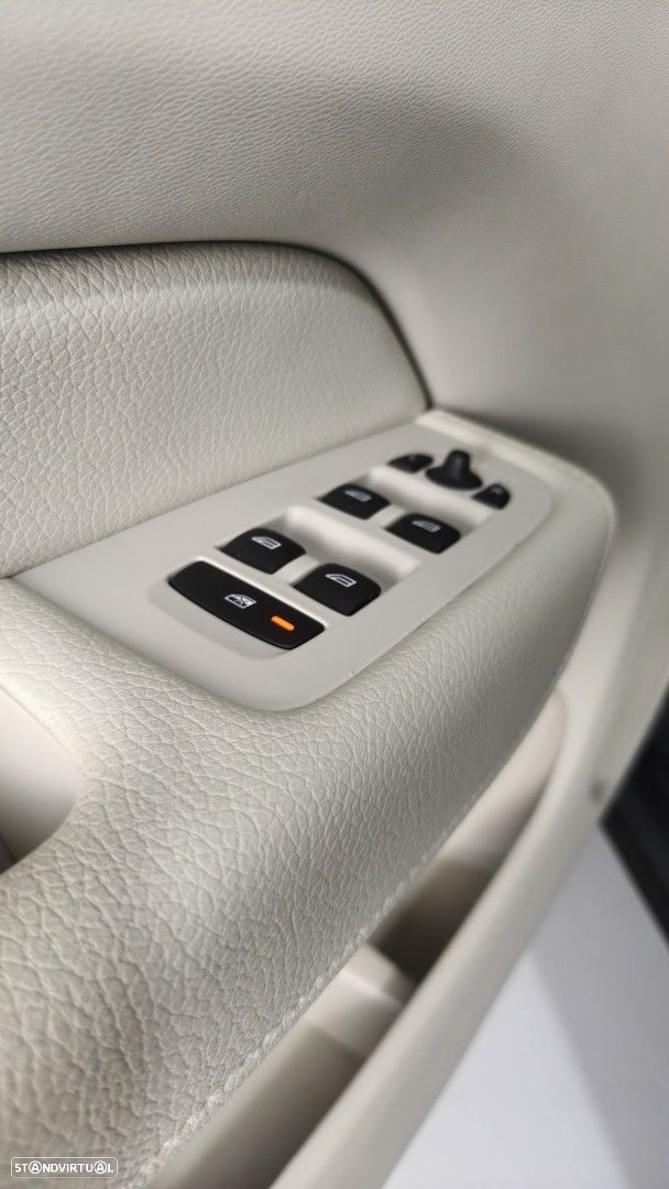 Volvo XC 60 2.0 T8 PHEV Momentum Plus AWD - 29