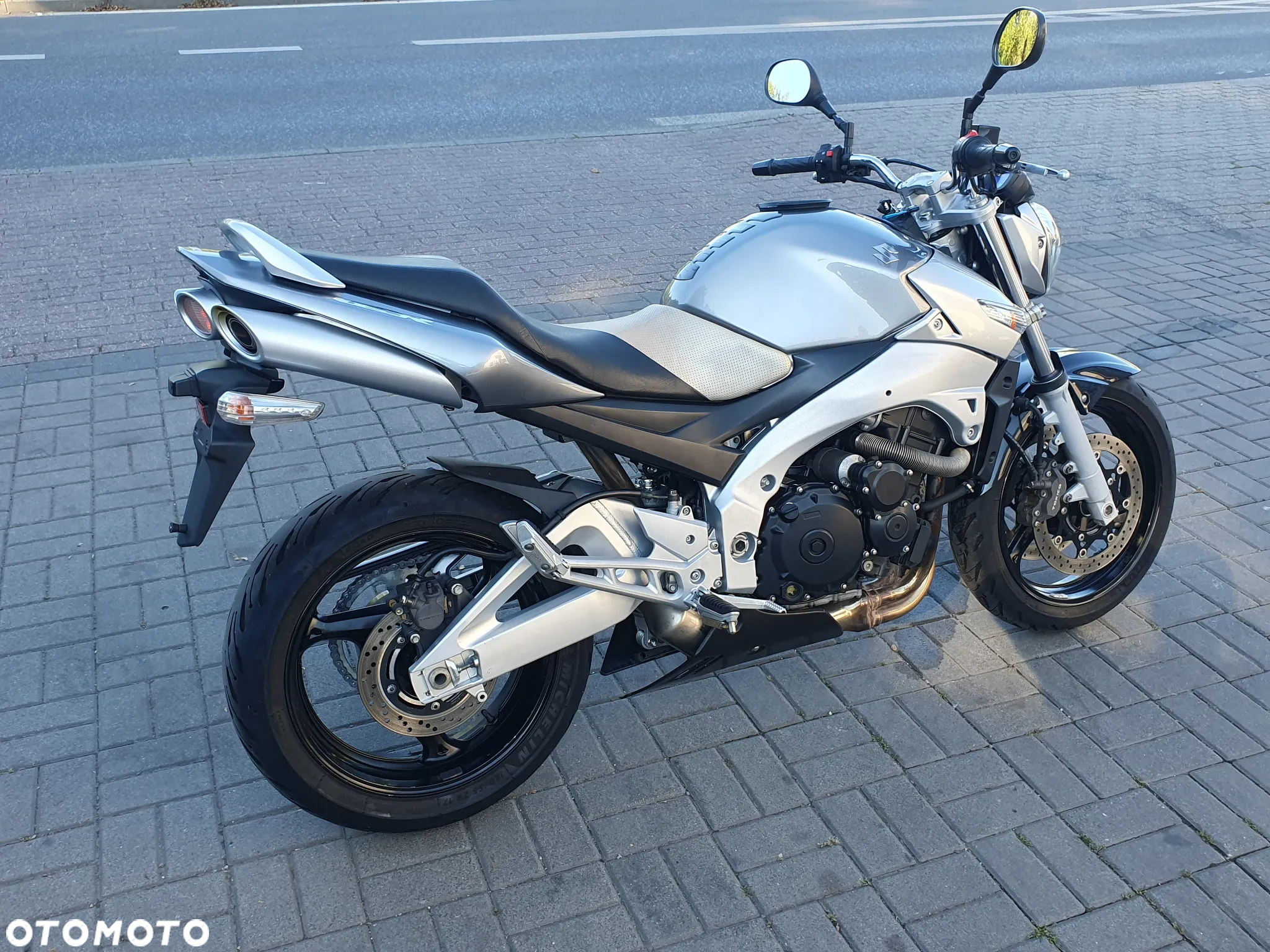 Suzuki GSR - 21