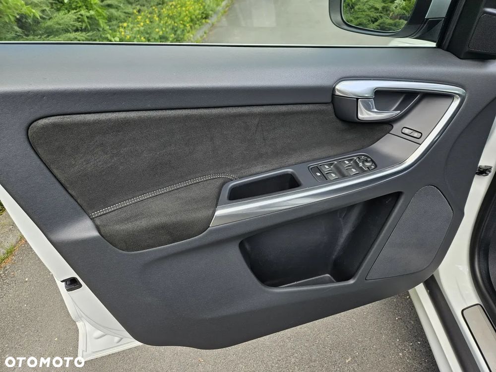 Volvo XC 60 D3 Drive-E R-Design Momentum - 14
