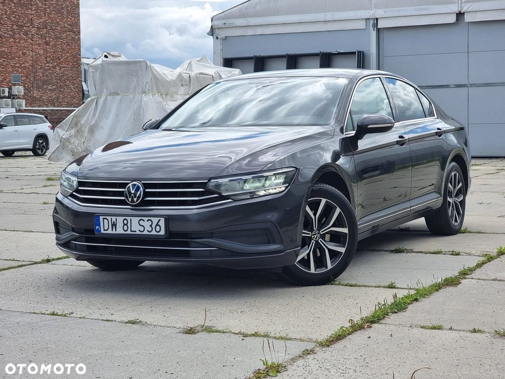 Volkswagen Passat - 1