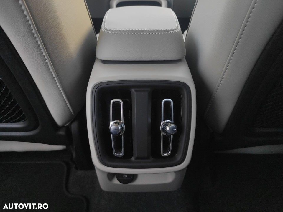 Volvo XC 40 B4 AT FWD MHEV Plus Dark - 22