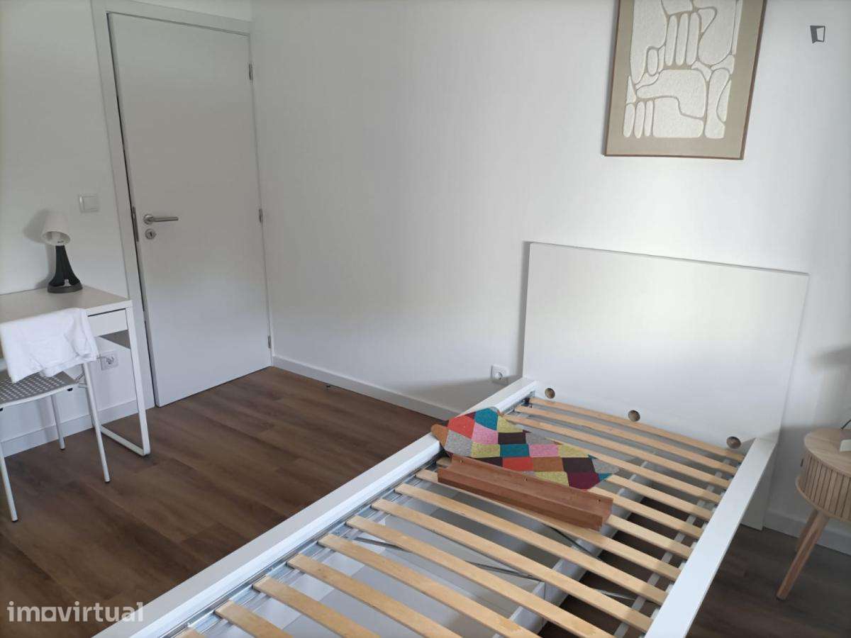 Quarto - localizado em Campanhã Porto - Grande imagem: 3/18