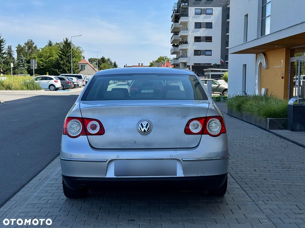 Volkswagen Passat 1.6 FSI Highline - 8