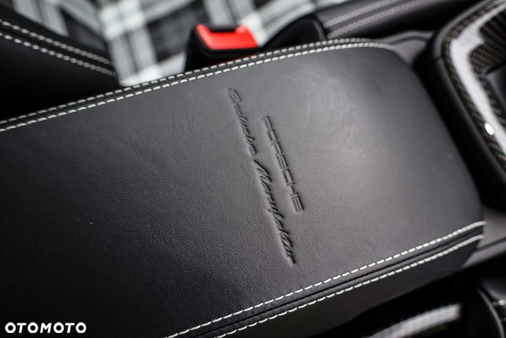 Porsche 911 GT3 Touring - 11