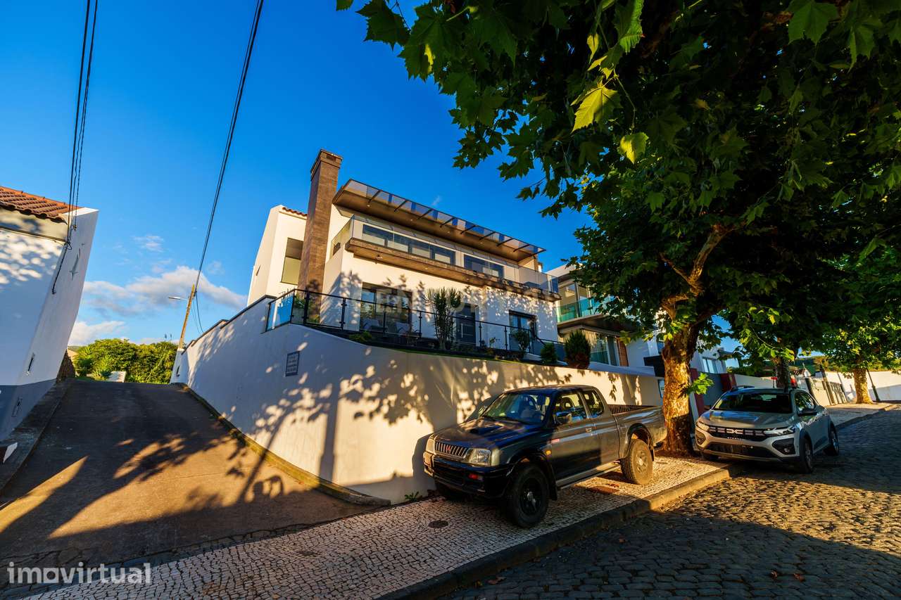 Moradia T3 com Vista Mar e Acabamentos de Excelência na Lagoa - Grande imagem: 2/57