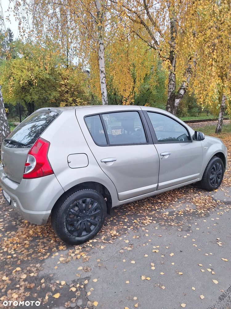 Dacia Sandero 2011 photo 4
