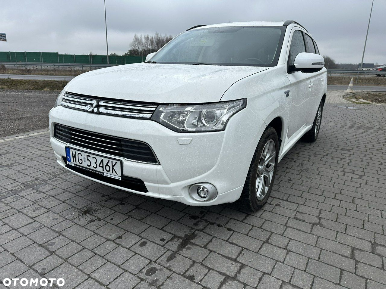 Mitsubishi Outlander - 2