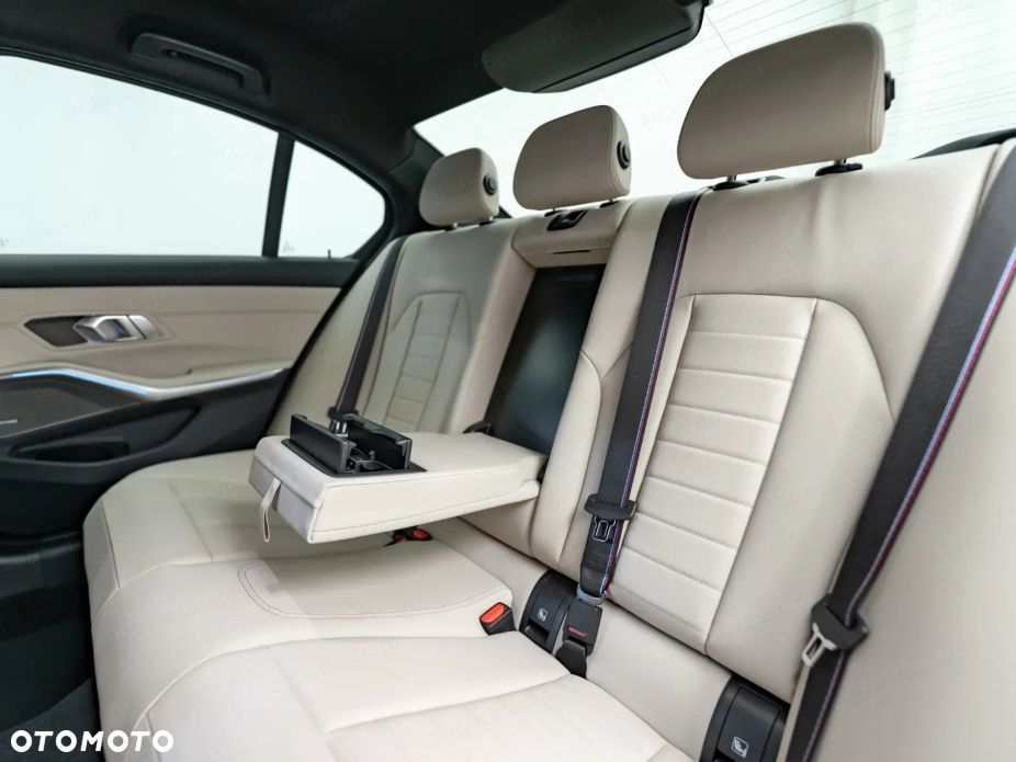 BMW Seria 3 330d xDrive mHEV M Sport - 9