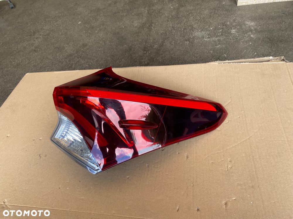 TOYOTA AURIS 2 II LIFT KOMBI LAMPA TYLNA PRAWA  EUROPA PRAWY TYŁ W BŁOTNIK  Europa W-wa - 1