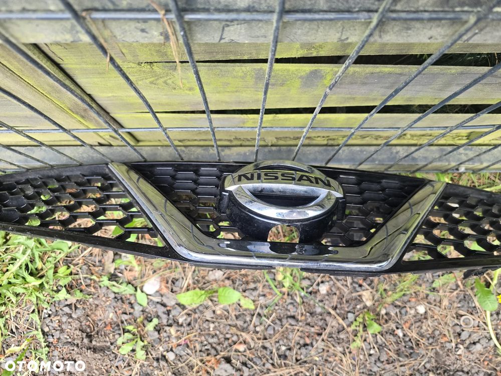 Nissan pulsar grill atrapa oryginał na kamerę - 3