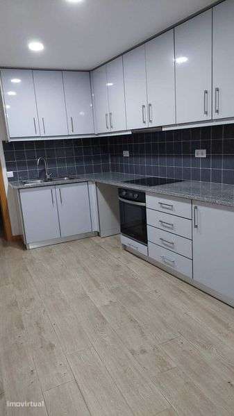 T2 reconstruído com cozinha equipada e pátio - Grande imagem: 3/12