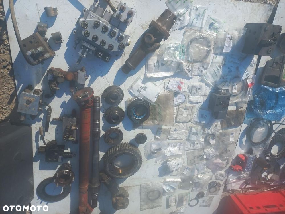 Części MERLO siłownik hydrauliczny,zamek siłowy, 08350803043501A, 28,7 Blok zaworowy, 26,6 ,układ planetarny32,12 pochwa mostu 045568 ,041870,045367,097686,042440,wkład mostu 024849,P36.10,dyferencjau,nagrzewnica,klimatyzator,053121,107714,13 atak,spoiler,klamka,rozdzielacz sterujący 4011840, 057347,chłodnica kuler,oleju,krzyżak,półoś,piasta,cewka,zawór,nadmuch,wentylator manitou,joystick,płyta sterująca, - 22