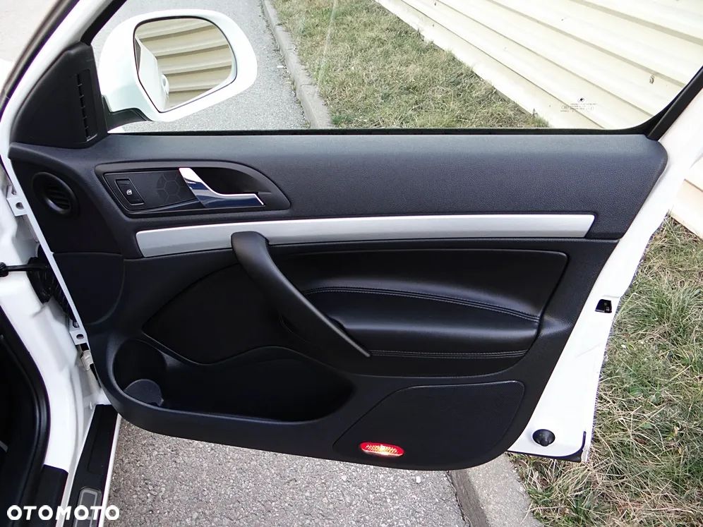 Skoda Octavia 2.0 TDI CR DPF DSG RS - 27