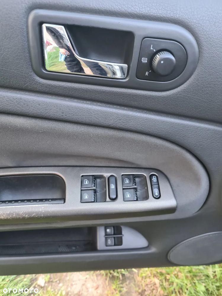Volkswagen Passat 1.9 TDI Highline - 24
