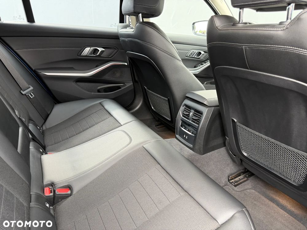 BMW Seria 3 318i - 25