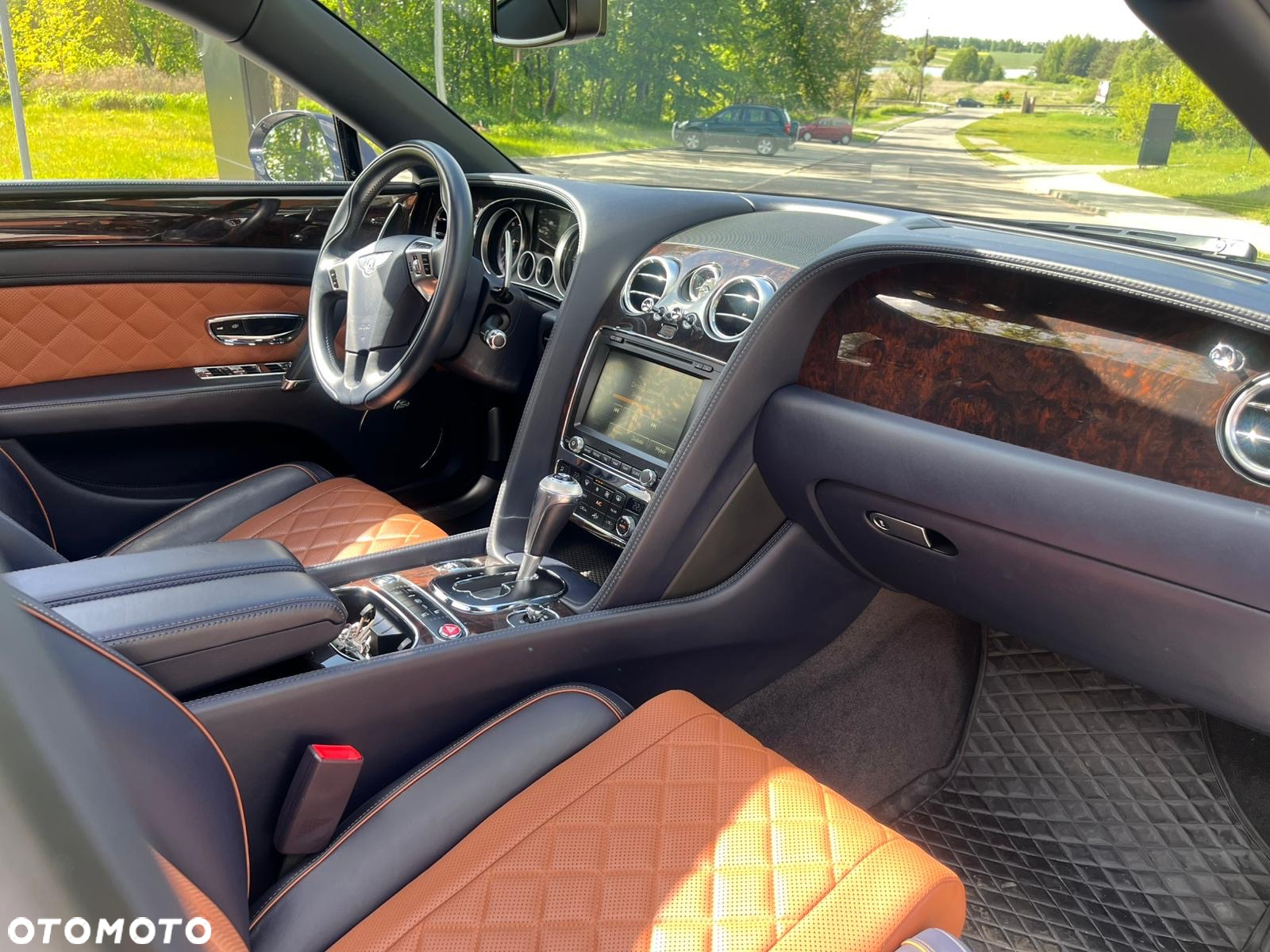 Bentley Flying Spur V8 S - 24