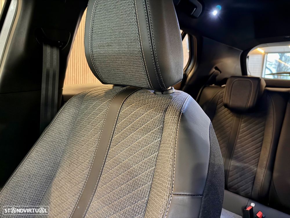 Peugeot e-2008 Allure - 22
