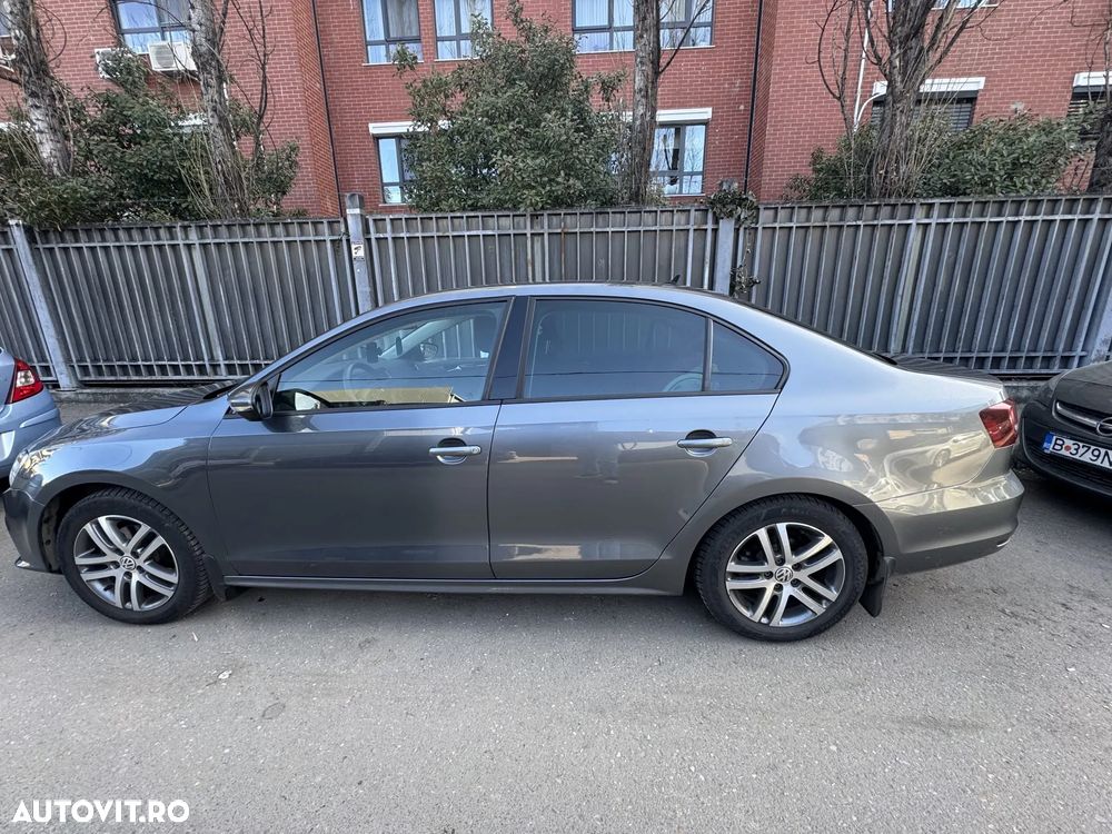 Volkswagen Jetta 2.0 TDI DSG Comfortline - 3