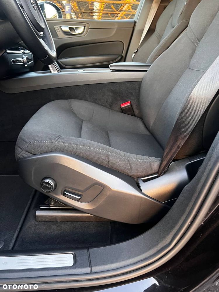 Volvo XC 60 B4 D AWD Geartronic Momentum Pro - 24