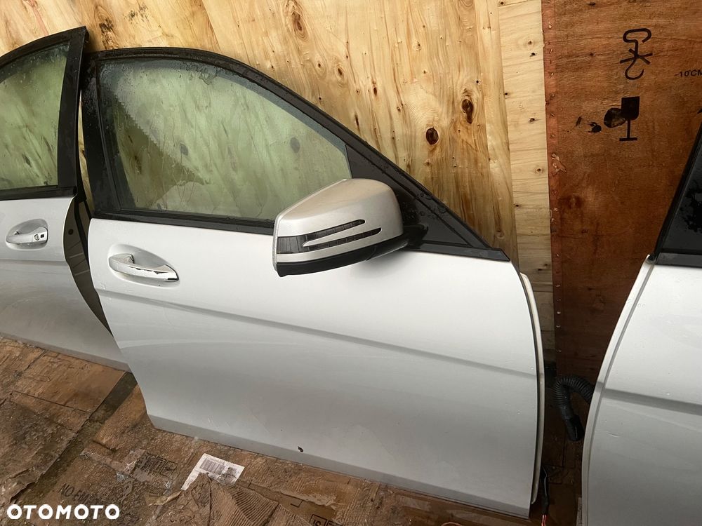 Mercedes w204 przód kompletny maska grill gril lampy lusterko c775 błotnik przedni prawy lewy przód zbiorniczek spryskiwaczy zderzak przedni pdc klapa bagażnika zderzak tył tylni lampa tył tylnią pas przedni kompletny z chłodnicami belka w204 c klasa próg zamek drzwi - 26