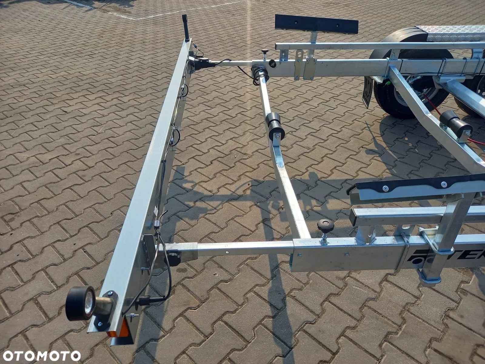 TEMARED DOSTAWA! Przyczepa podłodziowa B35 poszerzana wym. 915x253cm Idealna do transportu łodzi do 9,1m! Podpory płaskie, szeroka, MOCNA! DMC 3500 kg - 26
