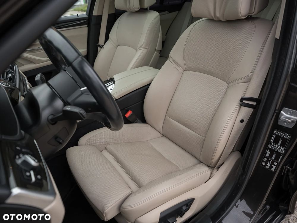 BMW Seria 5 525d xDrive Sport-Aut Luxury Line - 26