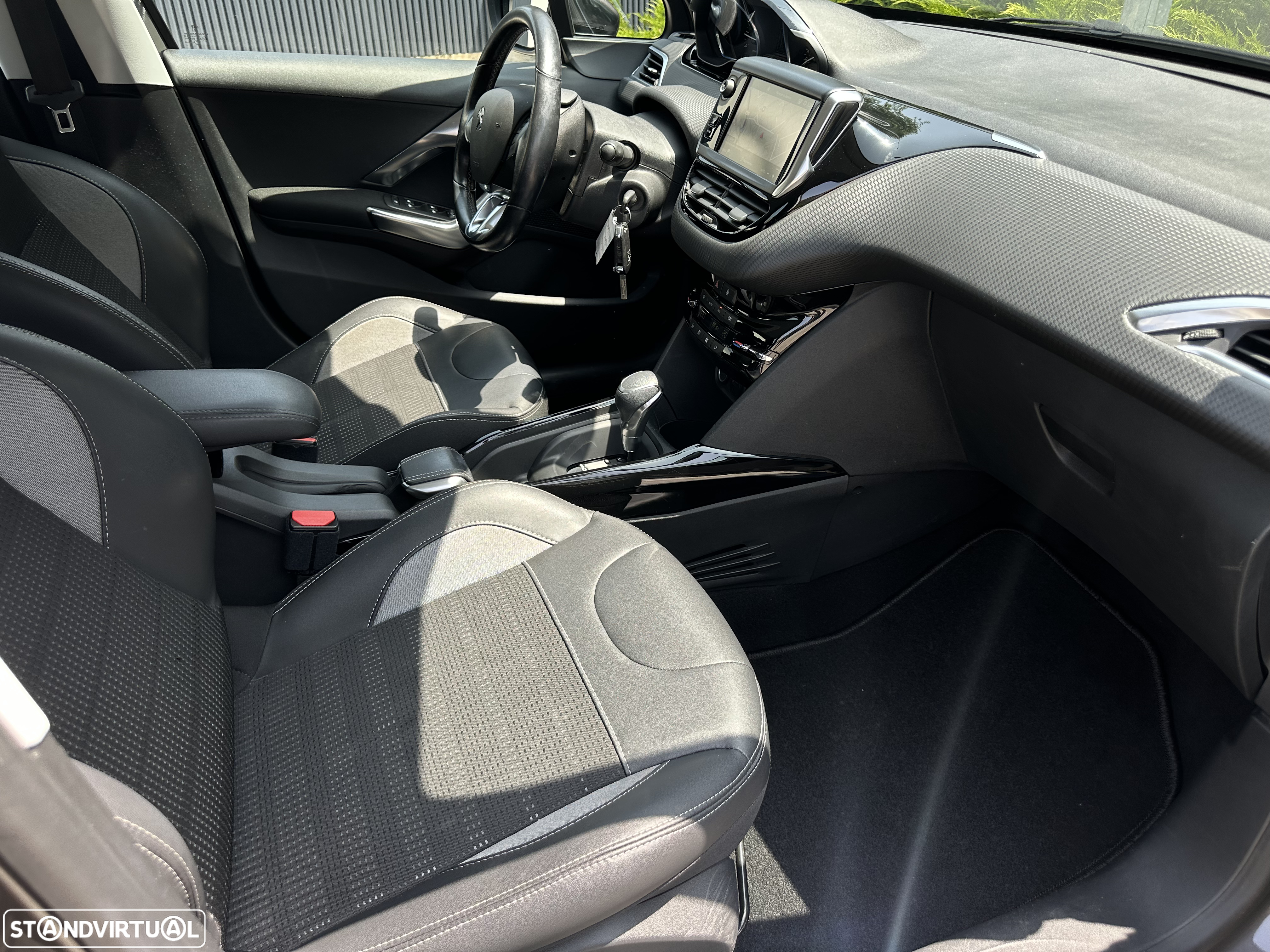 Peugeot 2008 1.2 PureTech Allure EAT6 - 25