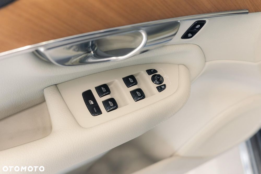 Volvo XC 90 B5 D AWD Momentum Pro - 31