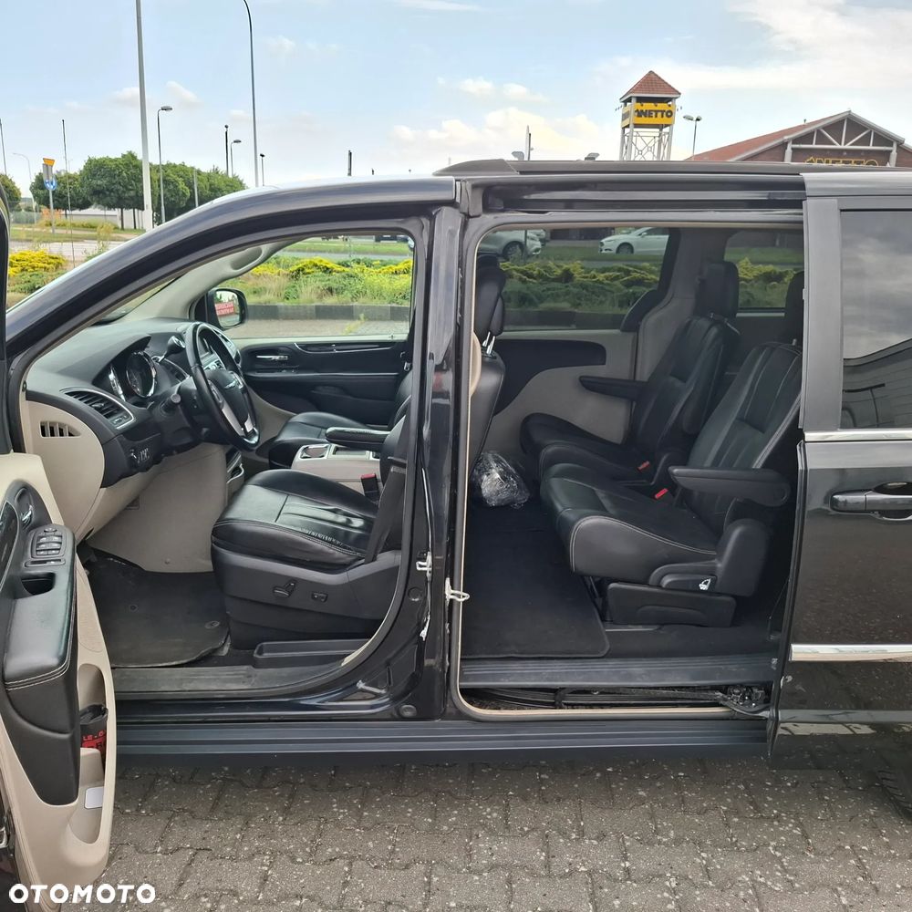 Chrysler Town & Country - 12