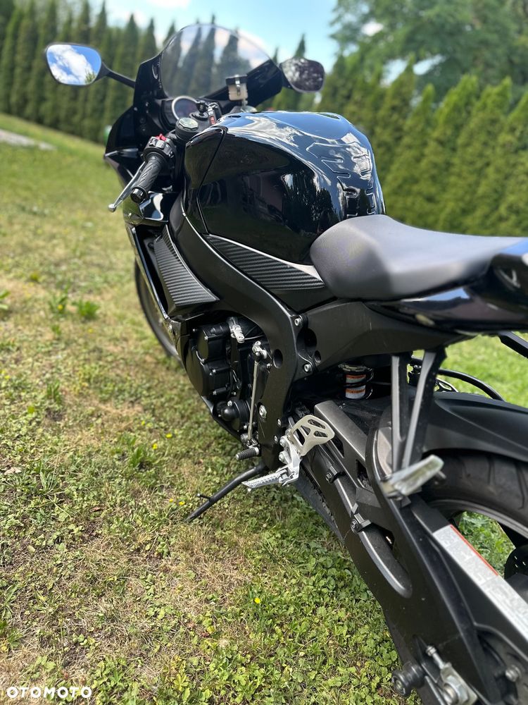 Suzuki GSR - 17