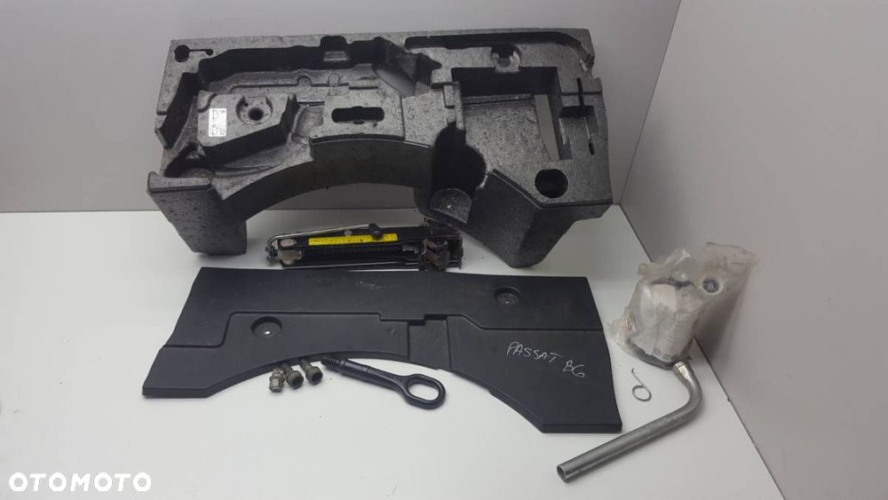 WKŁAD BAGAŻNIKA VW PASSAT B6 KOMBI - 1