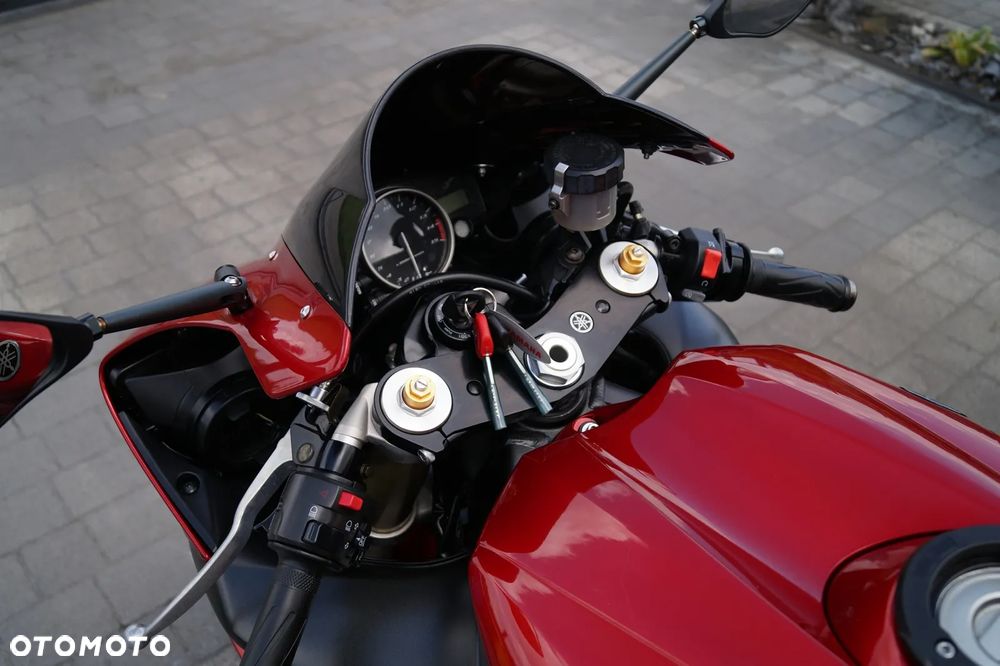 Yamaha R1 - 16