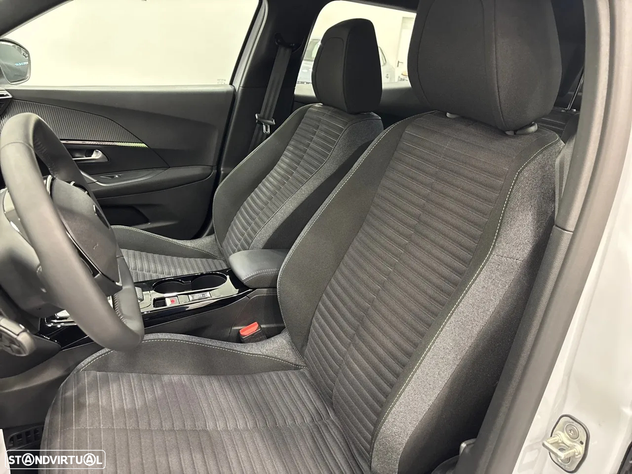 Peugeot e-2008 54 kWh Active - 8