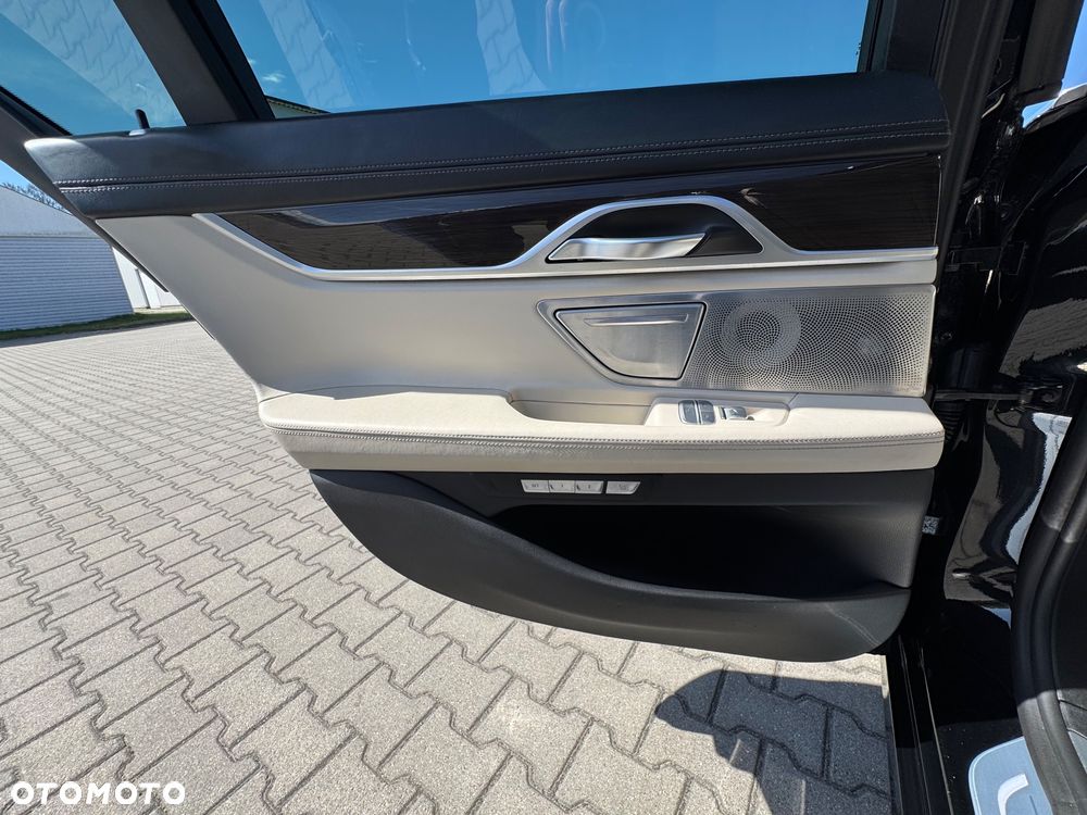 BMW Seria 7 750i xDrive - 27