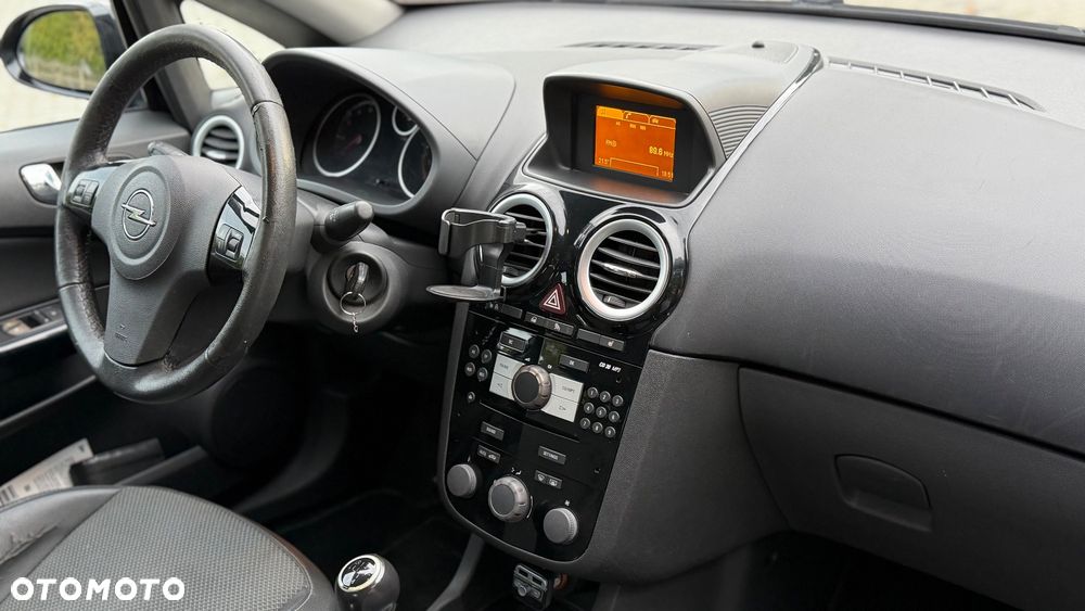 Opel Corsa 1.4 16V Cosmo - 15