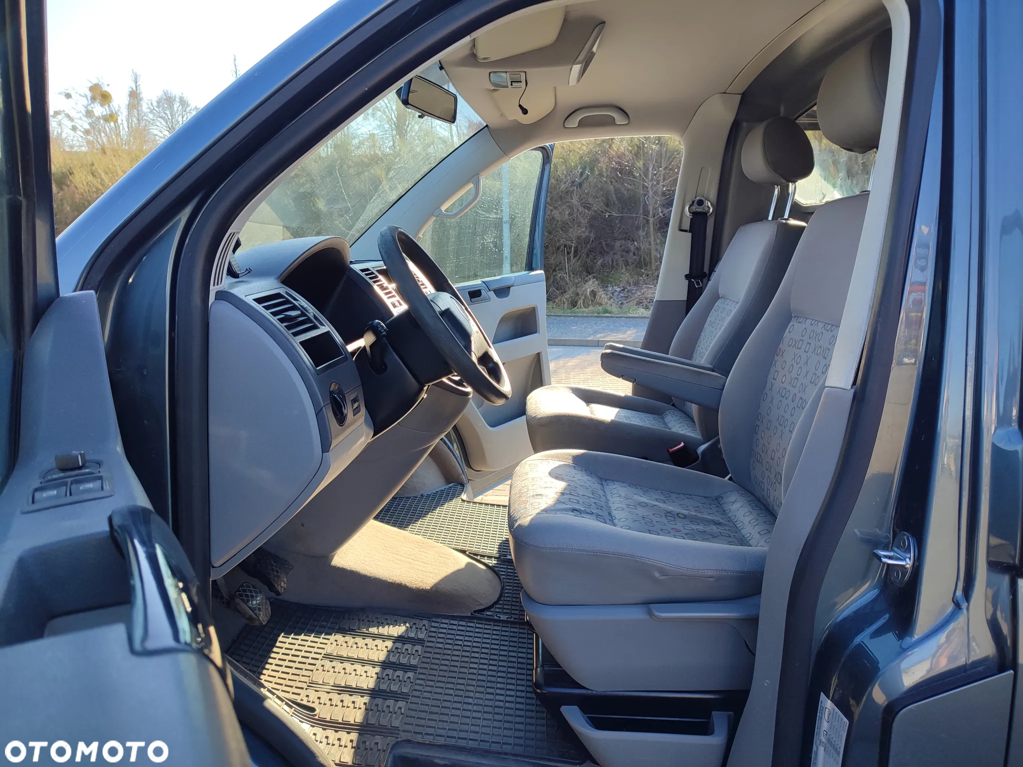 Volkswagen T5 Long L2H1 2.5TDI Klima, Alu, Skrzydełka, Podłokietniki, Po pełnym serwisie - 29